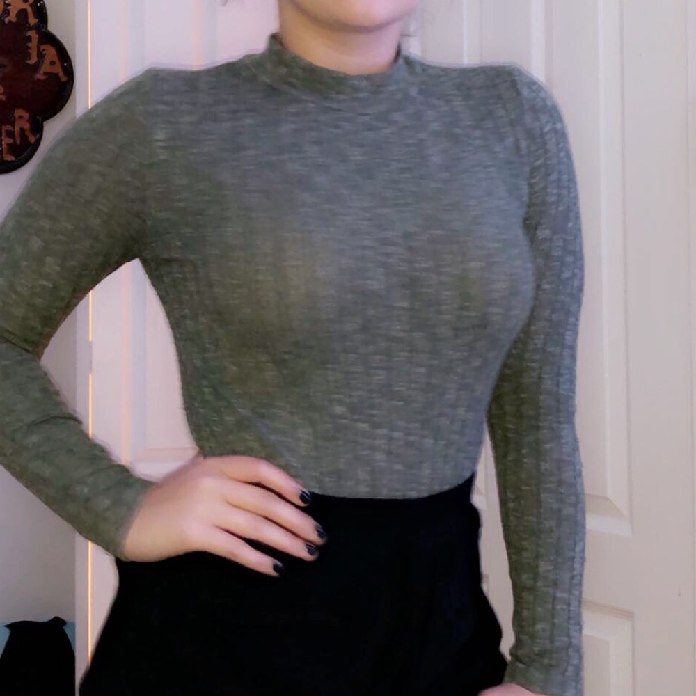Grey thin crew neck